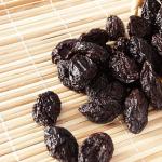 Is it possible to eat prunes while breastfeeding and how much?